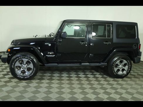 Used 2017 Jeep Wrangler Unlimited Sahara w/ Connectivity Group AWD/4WD image 9