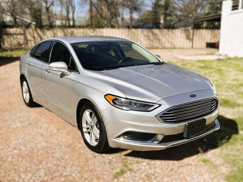 Used 2018 Ford Fusion SE FWD image 5