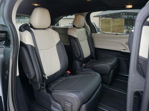 Used 2026 Toyota Sienna Limited FWD image 31