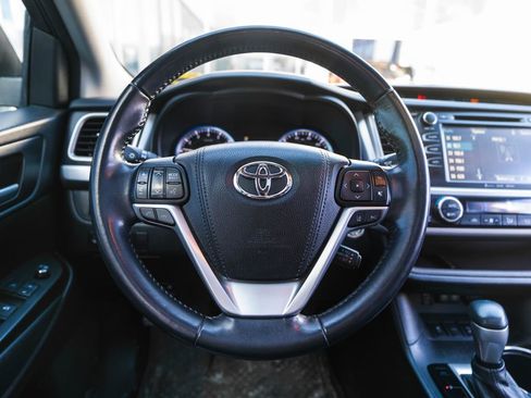 Used 2017 Toyota Highlander XLE image 16