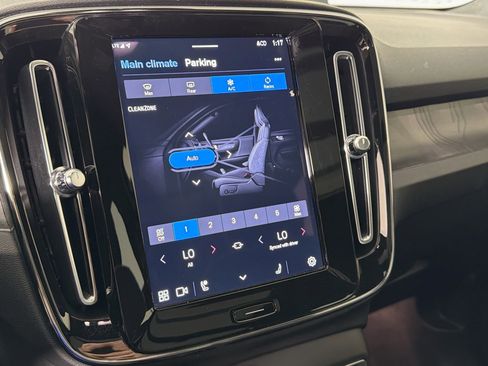 Used 2023 Volvo XC40 Recharge Ultimate image 16