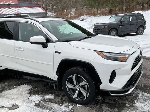Used 2024 Toyota RAV4 SE w/ Weather & Moonroof Package image 5