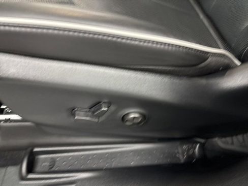 Used 2025 Chrysler Pacifica Limited image 19