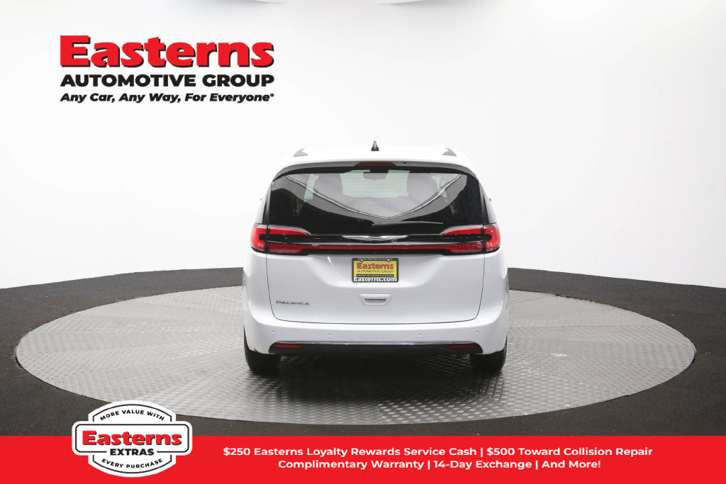 Used 2023 Chrysler Pacifica Touring-L FWD image 41