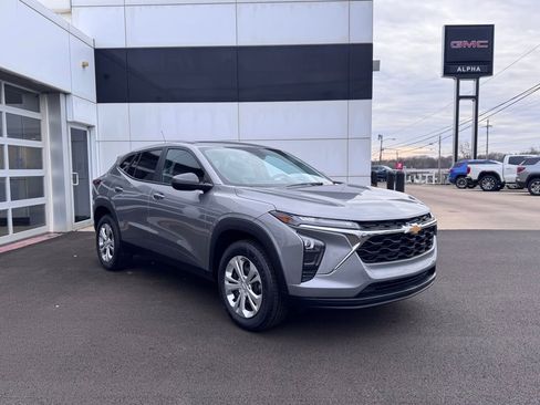 Used 2024 Chevrolet Trax LS w/ Driver Confidence Package image 4