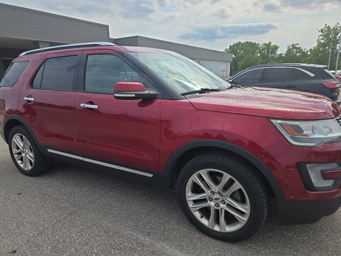 Used 2017 Ford Explorer Limited w/ Equipment Group 301A AWD/4WD image 3