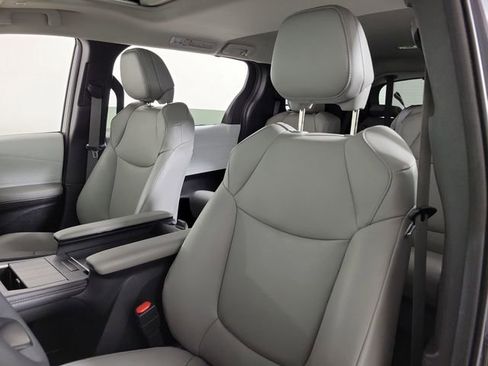 Used 2025 Toyota Sienna XLE FWD image 20