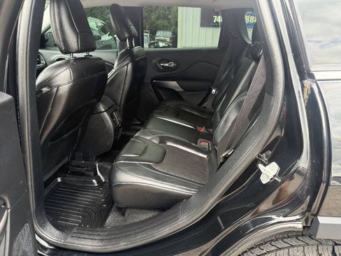 Used 2019 Jeep Cherokee Latitude Plus w/ Cold Weather Group AWD/4WD image 8