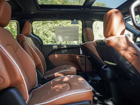 New 2026 Chrysler Pacifica Pinnacle image 12