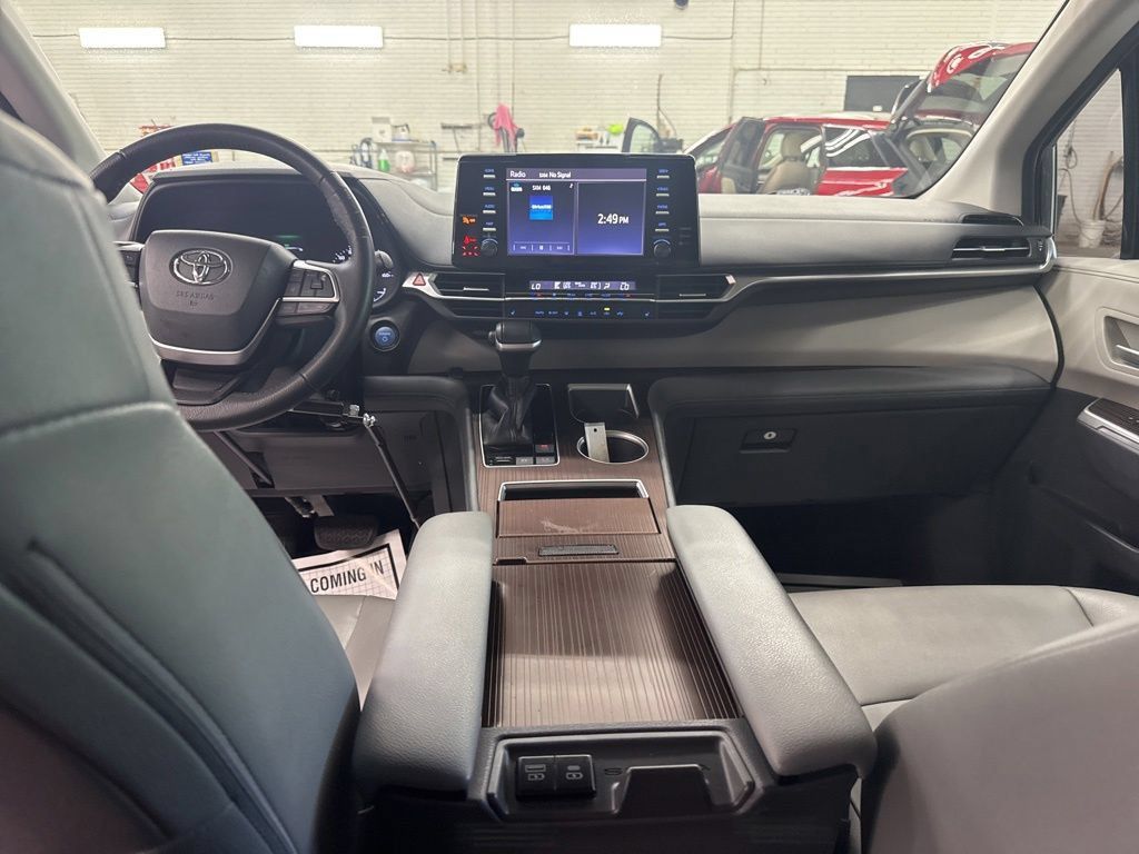 Used 2021 Toyota Sienna XLE FWD image 17