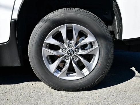 Used 2025 Toyota Sienna LE FWD image 28