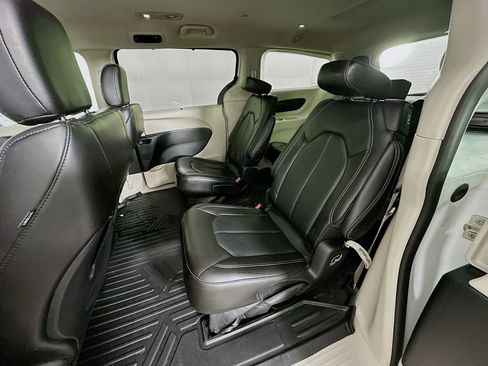 Used 2023 Chrysler Pacifica Touring-L image 31