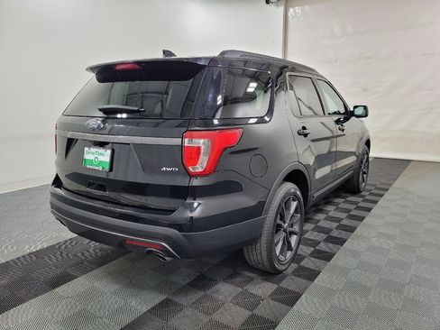 Used 2017 Ford Explorer XLT w/ Equipment Group 202A AWD/4WD image 9