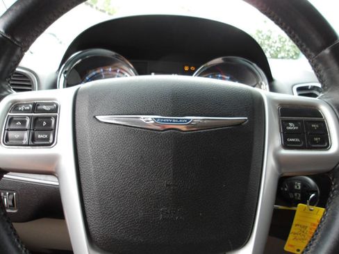 Used 2013 Chrysler Town & Country Touring FWD image 15