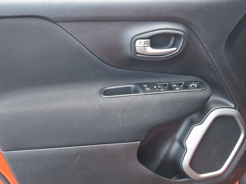 Certified 2021 Jeep Renegade Latitude w/ Luxury Group II image 12