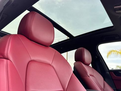 Certified 2023 Porsche Cayenne Platinum Edition image 17