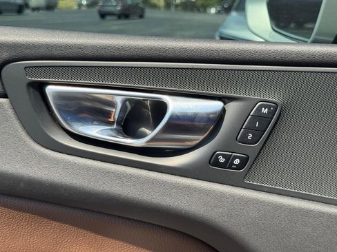 Used 2022 Volvo XC60 B5 Momentum w/ Advanced Package image 20