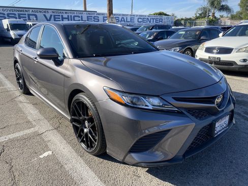 Used 2018 Toyota Camry SE FWD image 7