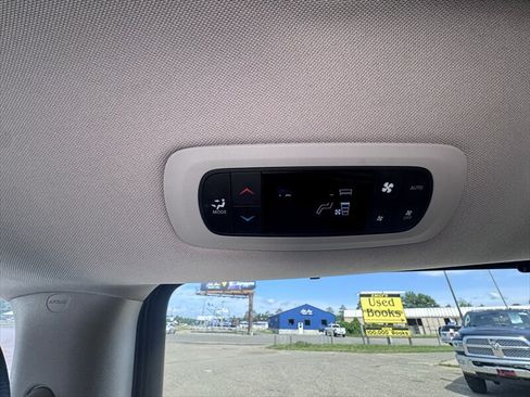 Used 2018 Chrysler Pacifica Touring-L FWD image 23