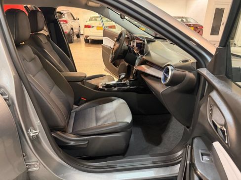 Used 2025 Chevrolet Trax LT FWD image 35