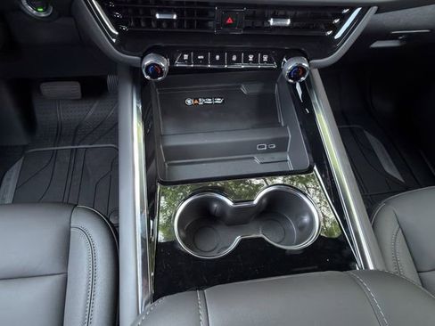 New 2026 Chevrolet Suburban Z71 AWD/4WD image 18