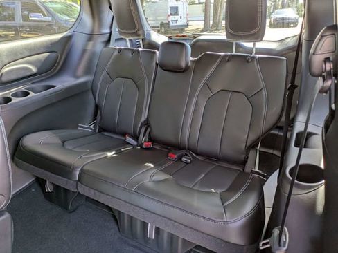 New 2026 Chrysler Pacifica Select image 14