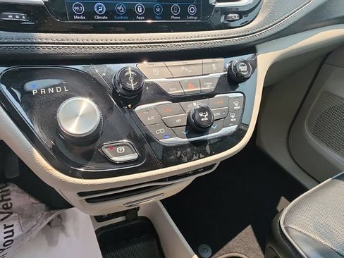 Used 2020 Chrysler Pacifica Limited FWD image 23