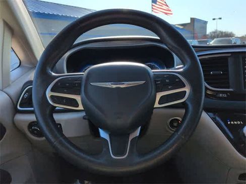 Used 2020 Chrysler Pacifica Touring image 24