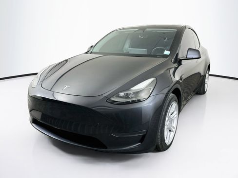 Used 2024 Tesla Model Y Long Range AWD/4WD image 3