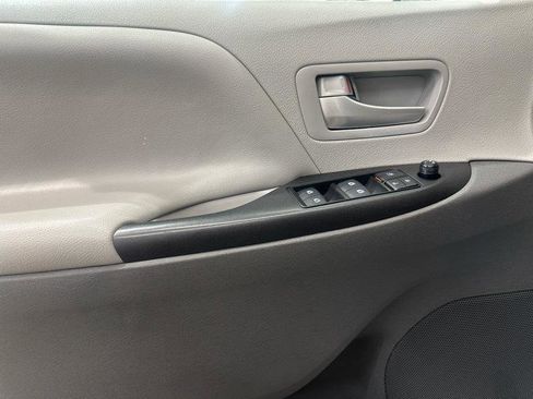 Used 2019 Toyota Sienna LE FWD image 34