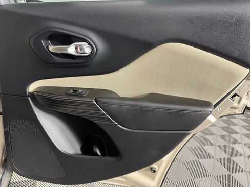 Used 2015 Jeep Cherokee Sport image 37