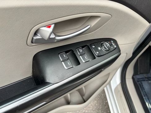 Used 2017 Kia Sedona LX w/ LX Essentials Premium Package image 24