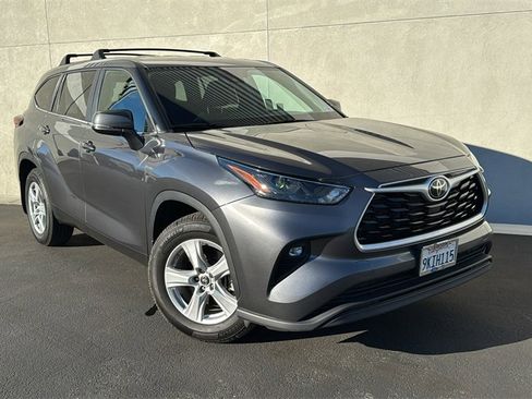 Used 2024 Toyota Highlander LE image 1