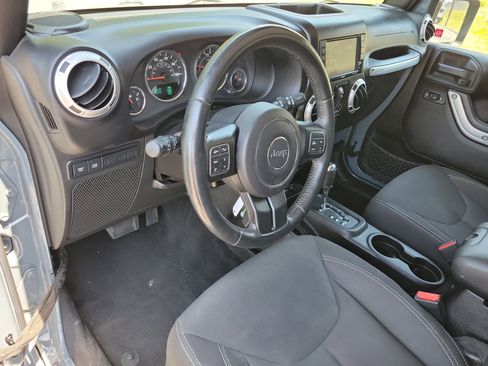 Used 2015 Jeep Wrangler Unlimited Rubicon w/ Connectivity Group AWD/4WD image 3