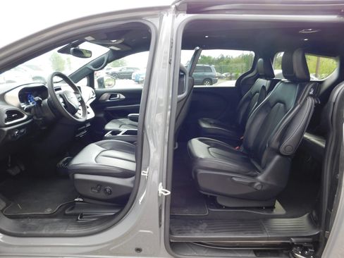 Used 2023 Chrysler Pacifica Touring-L w/ Uconnect Theater Family Group FWD image 12