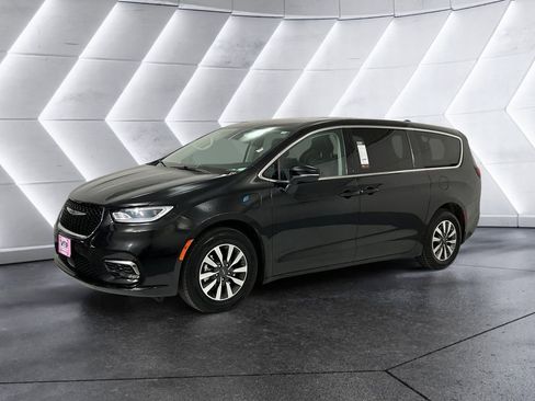 Used 2023 Chrysler Pacifica Touring-L FWD image 3