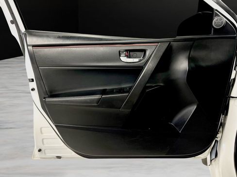 Used 2018 Toyota Corolla SE FWD image 24