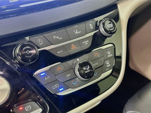 Used 2024 Chrysler Pacifica Touring-L FWD image 23