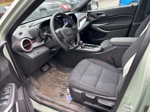 Used 2024 Chevrolet Trax RS w/ Sunroof Package FWD image 10