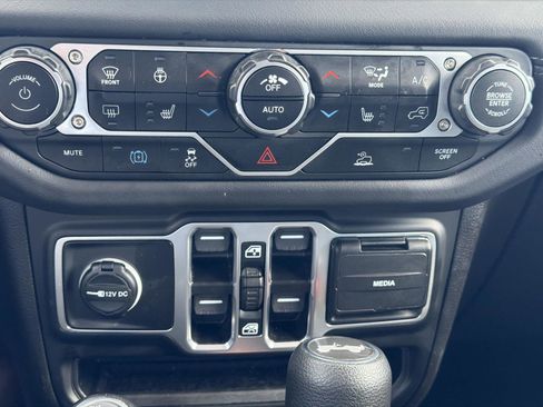 Used 2025 Jeep Wrangler Unlimited Sahara AWD/4WD image 19
