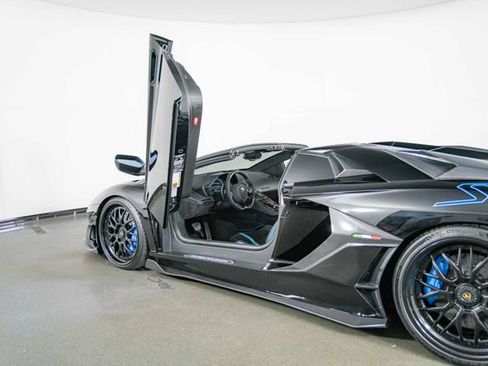 Used 2020 Lamborghini Aventador SVJ AWD/4WD image 14