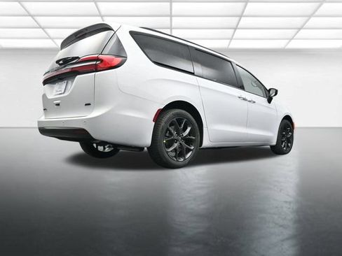 New 2026 Chrysler Pacifica Select w/ S Appearance Package image 24