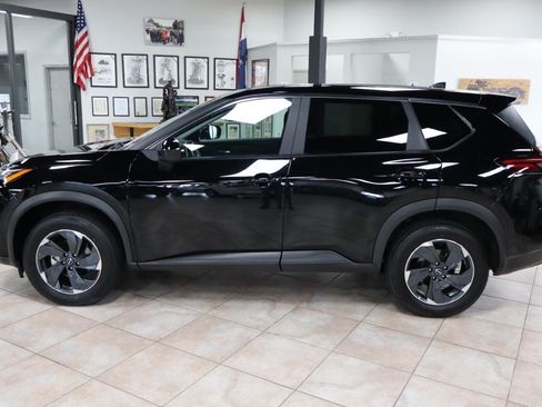 Used 2024 Nissan Rogue SV AWD/4WD image 2