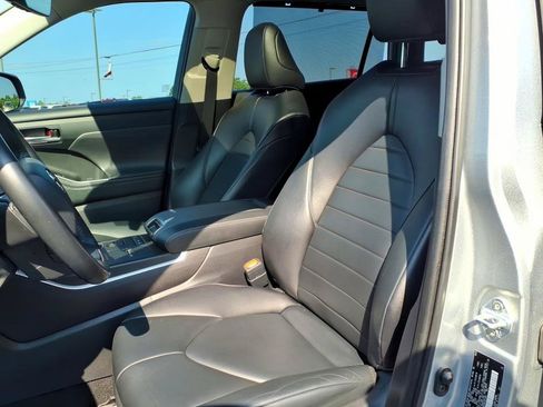 Used 2022 Toyota Highlander XLE FWD image 14