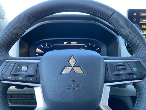 New 2025 Mitsubishi Outlander SE image 15