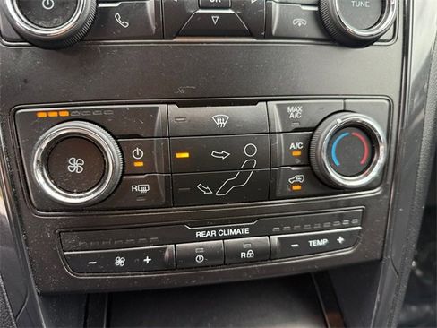 Used 2019 Ford Explorer XLT image 19