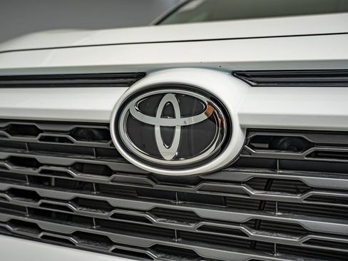 Used 2025 Toyota RAV4 LE AWD/4WD image 12