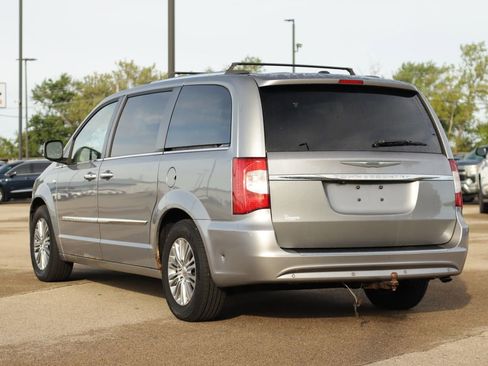 Used 2014 Chrysler Town & Country Touring-L FWD image 5