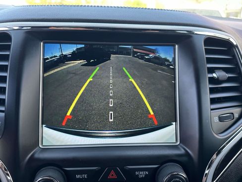 Used 2018 Jeep Grand Cherokee Limited image 12