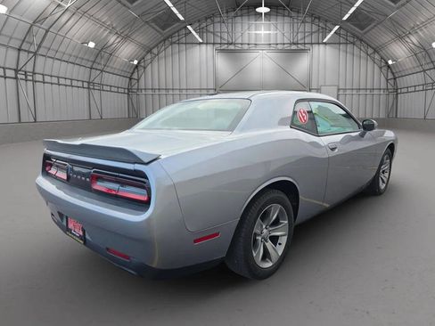 Used 2015 Dodge Challenger SXT image 9